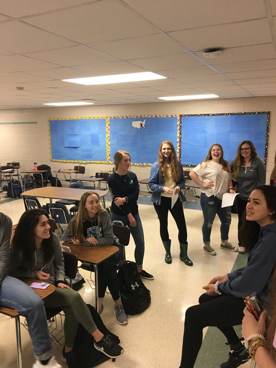 Rebelmentors's tweet photo. Rebel Grow Training!!! M&amp;M icebreaker...meeting our new mentors. #rebelway #studentleadership https://t.co/HiJDaAlKKi
