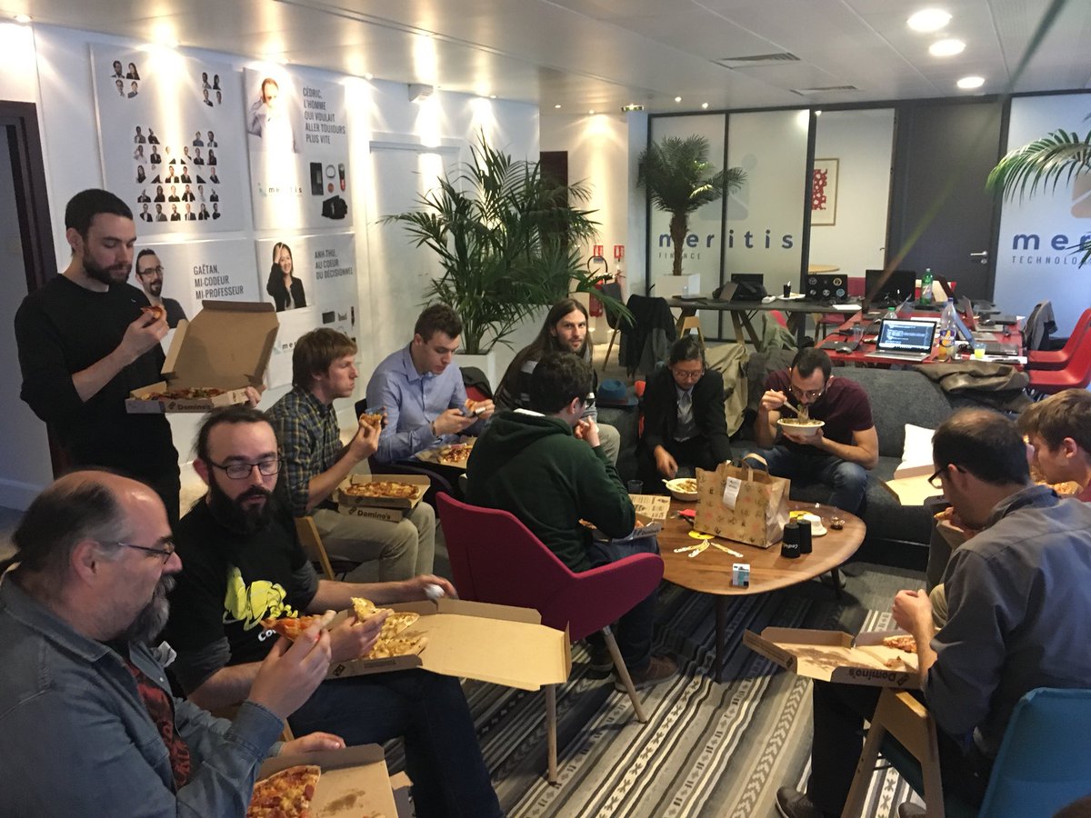 Meritis's tweet photo. Pause #pizzas à #Paris ! 🍕🍕🍕
Les #gamers du #challenge #coderoyale enchaînent les #battle de #bots
Merci à @CodinGame et @thibaud_jobert pour ce nouveau #contest https://t.co/t0vR7YVrqW