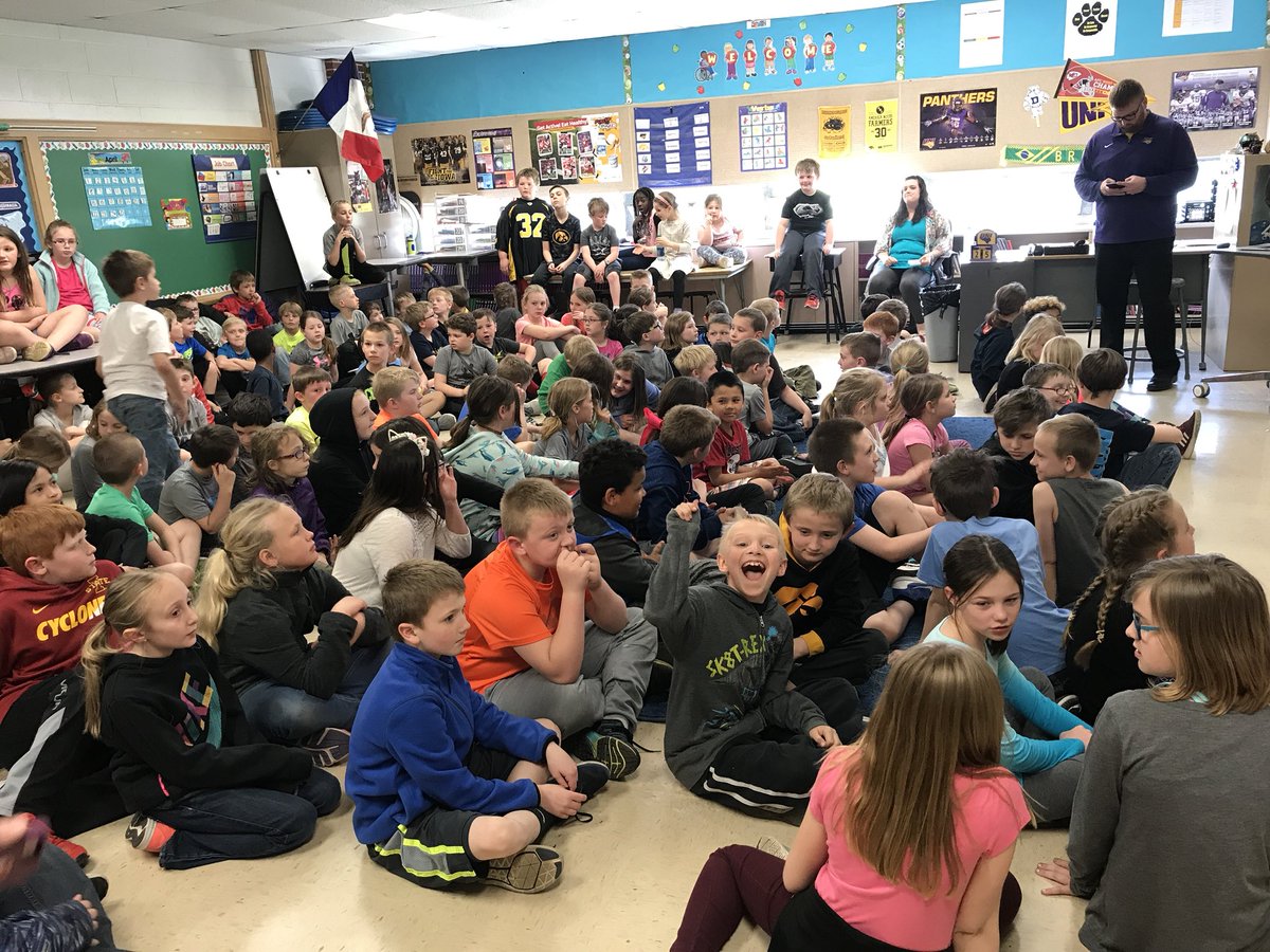 MrsChristianNS's tweet photo. Today we got to learn about weather behind the scenes with @BrettMcWx! Thanks for taking time to Skype with our #NStarPride third graders! #KCSDPride @WHOWeather https://t.co/5qsBUM2f8z