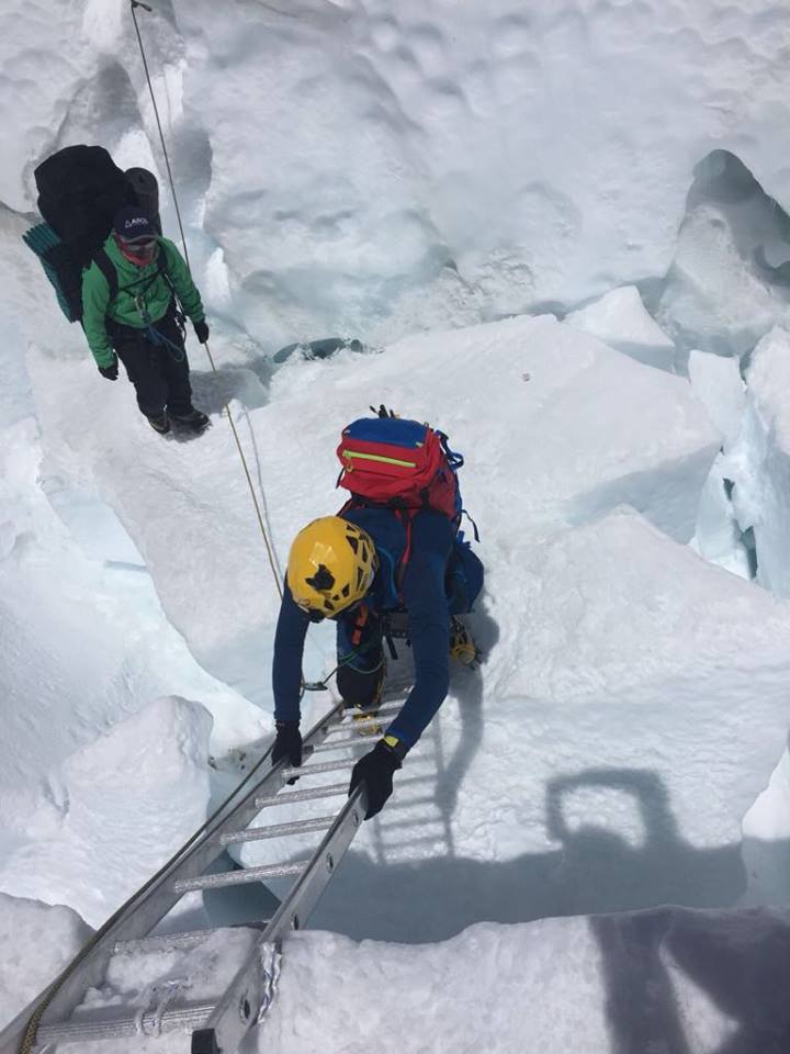 speragire's tweet image. 25 aprile 2018 - GIORNO 16 Dal Campo 1 (5.943 mt) siamo saliti fino a 6.250 metri, poco sotto il Campo 2, in quella che viene chiamata la Valle Del Silenzio per poi rientrare al Campo Base.
#EverestExpedition2018   #Cosmobserver
Credit  Facebook Maurizio Cheli - @thecosmobserver