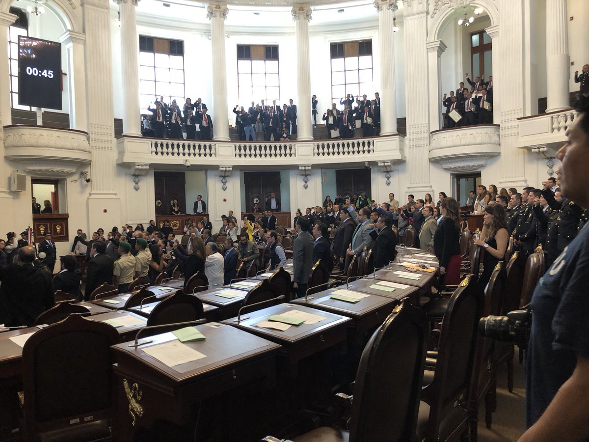 hiramalmeidae's tweet photo. En Asamblea Legislativa se guardó un minuto de silencio y un minuto de aplausos por todos los elementos de seguridad que han perdido la vida en cumplimiento de su deber. https://t.co/JQjiNdxgZx