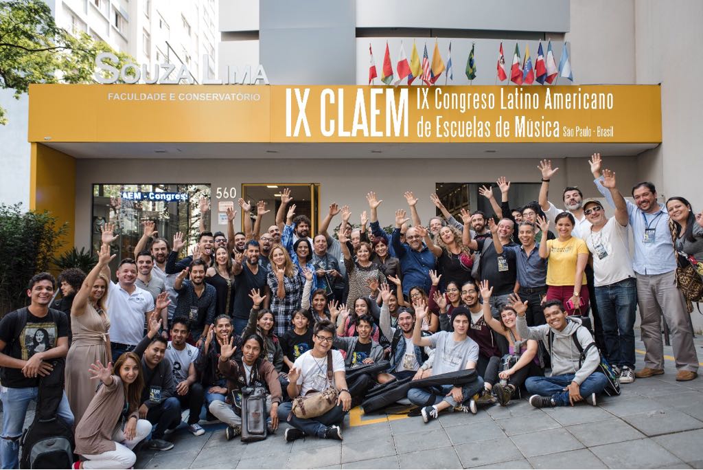 TerciarioTAMABA's tweet photo. Nos tomamos un descanso de las MasterClasses del #CLAEM2018 y nos sacamos una hermosa foto junto a todos los miembros participantes y de la @alaemus @aledemogli @tamabamusica https://t.co/iZJMB1adQR