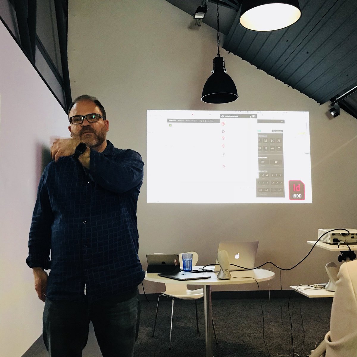 IDUG_RR's tweet photo. Nächste Runde nach der Pizza - #Typekit #Photoshop und #Spark mit @ingoeichel auf der #IDUG @AdobeSpark #InDesign #Design https://t.co/EfbC3y6TER