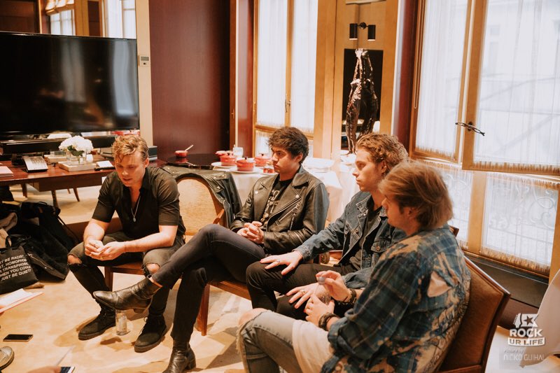 5SOSNewsFR's tweet photo. #photo les garçons pendant une interview à Paris. || 5sos doing an interview when they were in Paris (04/04) (📸: @RockUrLifeNET) https://t.co/BsTdZrbPA4