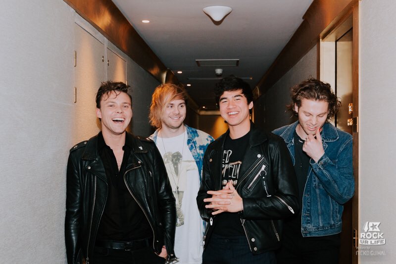 5SOSNewsFR's tweet photo. #photo les garçons pendant une interview à Paris. || 5sos doing an interview when they were in Paris (04/04) (📸: @RockUrLifeNET) https://t.co/BsTdZrbPA4