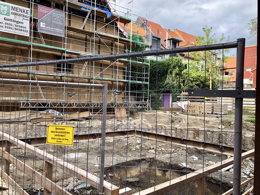 soulmib's tweet photo. So eine schöne Baulücke... freue mich schon auf hitzige Debatte im Rat #Göttingen um weitere Millionen für das #Kunstquartier. Nur noch die @spd_goettingen hält das Fähnlein dafür uneingeschränkt nach oben. https://t.co/7YSfkucqNJ