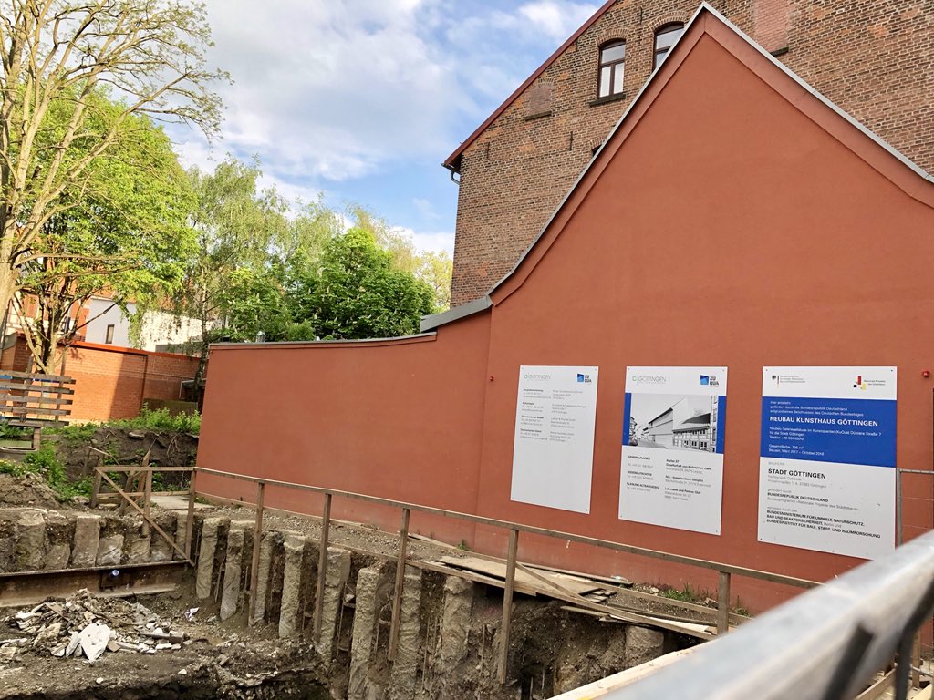 soulmib's tweet photo. So eine schöne Baulücke... freue mich schon auf hitzige Debatte im Rat #Göttingen um weitere Millionen für das #Kunstquartier. Nur noch die @spd_goettingen hält das Fähnlein dafür uneingeschränkt nach oben. https://t.co/7YSfkucqNJ