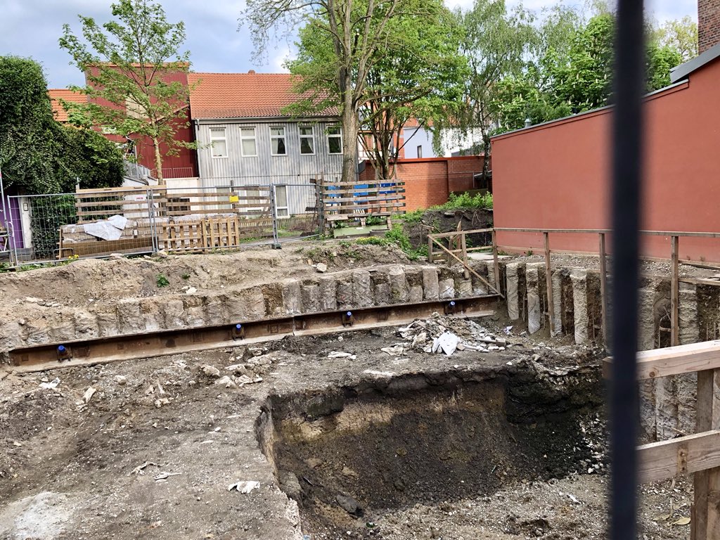 soulmib's tweet photo. So eine schöne Baulücke... freue mich schon auf hitzige Debatte im Rat #Göttingen um weitere Millionen für das #Kunstquartier. Nur noch die @spd_goettingen hält das Fähnlein dafür uneingeschränkt nach oben. https://t.co/7YSfkucqNJ