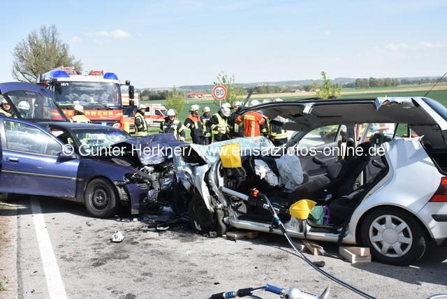 gherkner's tweet photo. Tödlicher Unfall: Auto steuert in Gegenverkehr, #unfall, #pastetten, #erding, #einsatzfotos-online, https://t.co/1f78sMcoUI https://t.co/x2dC4kwXqj