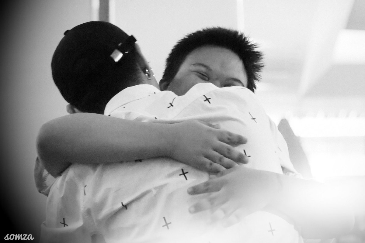 orangez_juicez's tweet photo. ทำรูป set นี้อยู่ดีๆน้ำตาก็ไหล T_T น้องเช็คมีความสุขมากที่ได้เจอพี่ชายของเค้า :)
#เป๊กผลิตโชค
#palitgallery
#PeckPalitchokeFirstDate
#somzagallery
#FirstDateConcertDay3 https://t.co/lZsdH56XLN