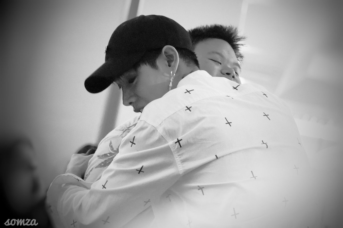 orangez_juicez's tweet photo. ทำรูป set นี้อยู่ดีๆน้ำตาก็ไหล T_T น้องเช็คมีความสุขมากที่ได้เจอพี่ชายของเค้า :)
#เป๊กผลิตโชค
#palitgallery
#PeckPalitchokeFirstDate
#somzagallery
#FirstDateConcertDay3 https://t.co/lZsdH56XLN