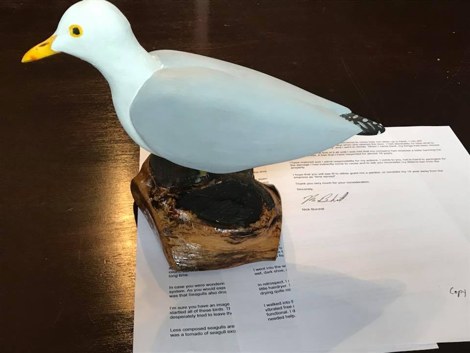 Excrementos de gaivota, muitas penas e pepperoni extra apimentado. Está confuso? Entenda como tudo isso se conecta no ow.ly/Rgfk30jG8rm. #hoteliernews #hospitalidadeemmovimento #hotelaria #magazine