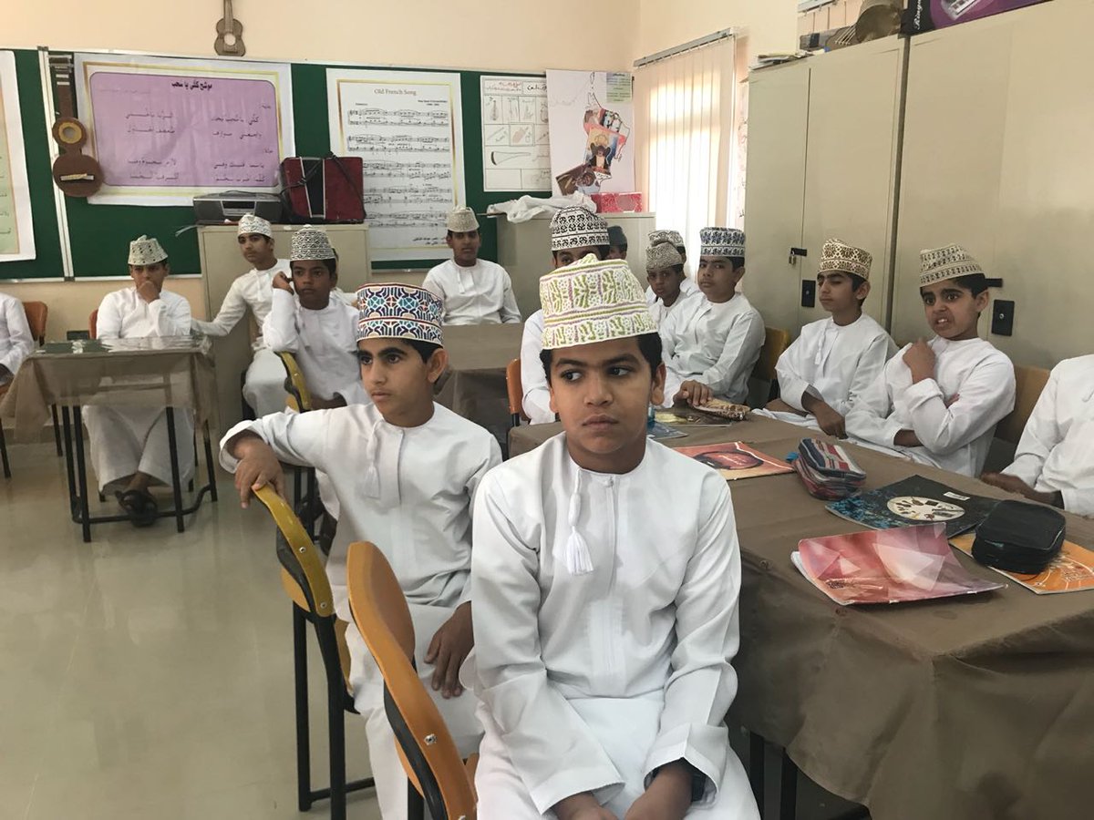 ضمن حملة خلك عارف مساعد مدير المدرسة الأستاذ/ خالد السكيتي يناقش الطلاب حول مفهوم الحملة وأهدافها وتوجيه الطلاب نحو الطرق الصحيحة لإستخدام وسائل التواصل الإجتماعي بصورة آمنة.