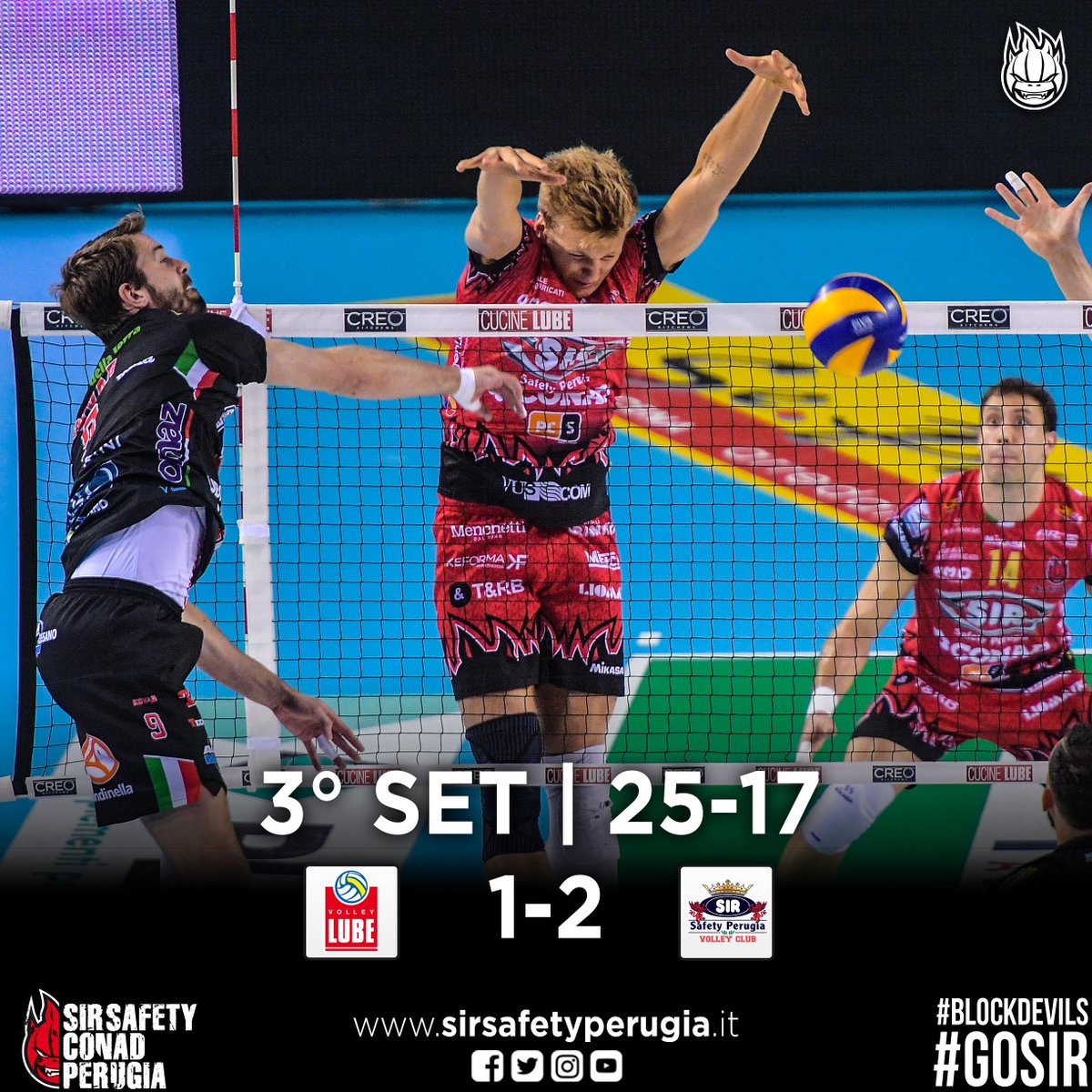 SIRVolleyPG's tweet image. Si chiude 25-17 il terzo parziale vinti dai padroni di casa che si rifanno sotto nel conto dei set. #3SET #CivitanovaPerugia #ChePlayoff #Superlega #GoSir #BlockDevils #RCD #ORAèADESSO