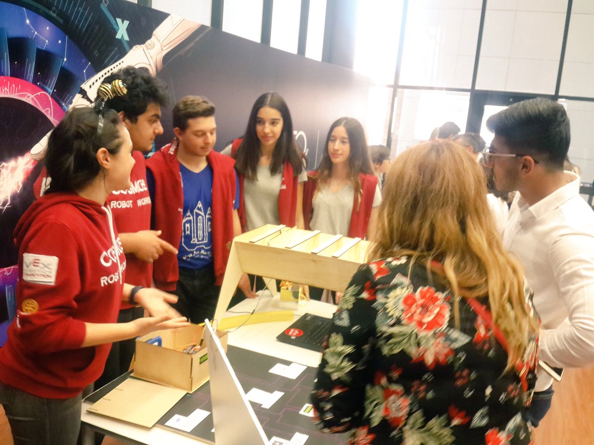 cosmosrobotics's tweet photo. Make Tomorrow yarışmasında ilk üçe giren ödüllü kovanımızı birçok kişiye sunduk, düşüncelerini ve önerilerini dinledik... #stembienali #choosescience https://t.co/5E3TypqMyb