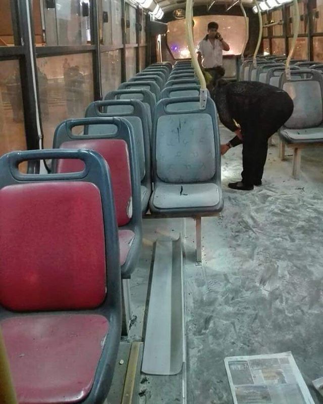 Elrinconsamario's tweet photo. #MundoEnESM

Pirómano prendió fuego a una mujer e hirió a 10 personas más al interior de un bus 
La reacción rápida del conductor, al hacer uso del extintor, evitó que la mujer se quemara en su totalidad, sin embargo, resultó con heridas graves.

Fue necesaria la intervenció… https://t.co/Lid6rXxMqa