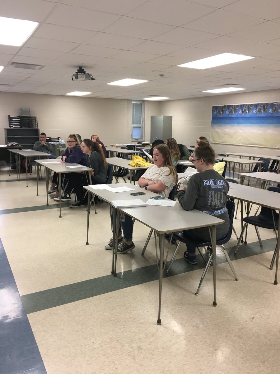Rebelmentors's tweet photo. Learning how to write and teach a lesson for Rebel Grow classroom #StudentsTeachingStudents #studentleaders #minilesson #discussion #SouthHSpointsofpride @SOUTH_Principal https://t.co/y4L0QpbfFw