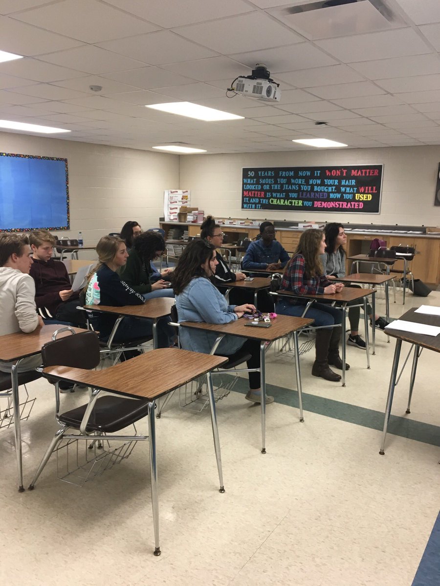 Rebelmentors's tweet photo. Learning how to write and teach a lesson for Rebel Grow classroom #StudentsTeachingStudents #studentleaders #minilesson #discussion #SouthHSpointsofpride @SOUTH_Principal https://t.co/y4L0QpbfFw
