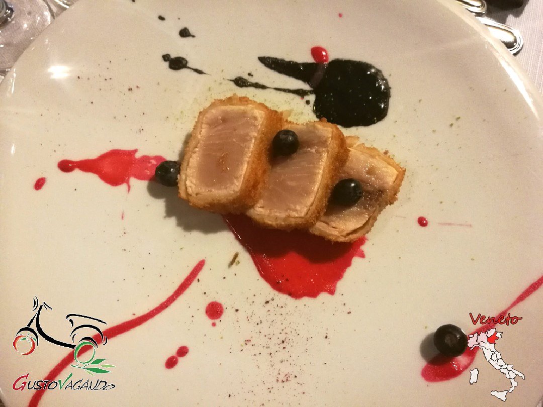 Gustovagando's tweet photo. Pesce spada in crosta su ristretto di nero di seppia e di lampone. Piatto interessante, equilibrato dalla sapidità della salsa nera e dall'acidità di quella rossa. Bello il contrasto fra le consistenze. #food #foodporn #longare #vicenza #veneto #levescovane https://t.co/exKna1BKOW