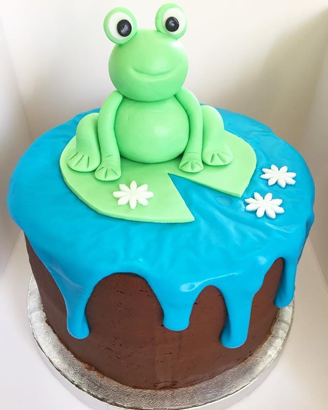 ClemieVeganCake's tweet photo. Hey there little guy! 🐸
#vegan #vegancake #vegannottingham #veganbakery #nottsvegan #vegannotts #handmade #secretsofnottingham #itsinnottingham #madeinnottingham #hhd #happyhumpday #frog #frogonacake #lilypad #fondanttoppers https://t.co/M88TwOHDUG https://t.co/C64HV2esD5