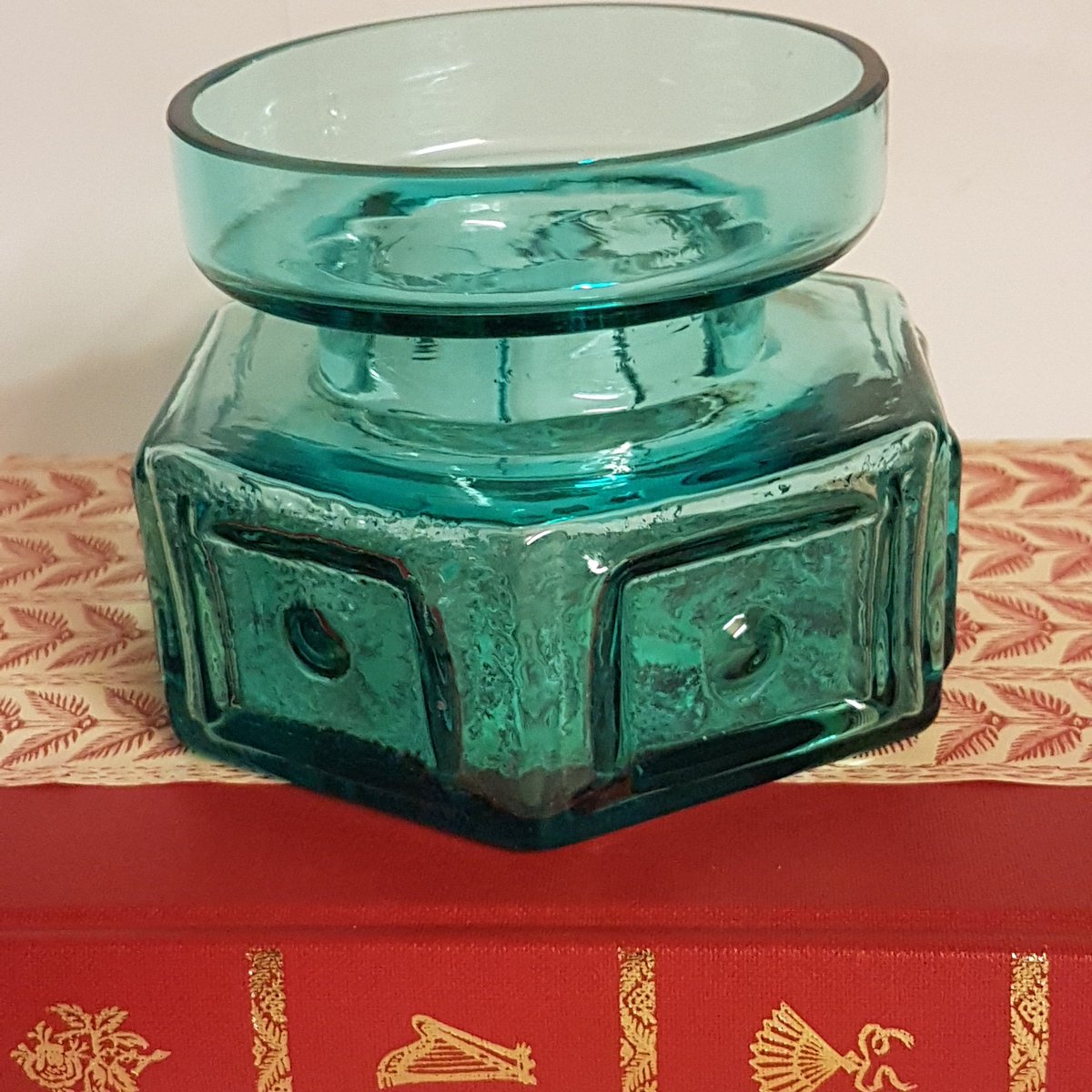 JulieParker88's tweet photo. #vintageshowandsell
Frank Thrower Dartington turquoise vase #MillCottageRetro #Etsy https://t.co/z7CRWjEQSd