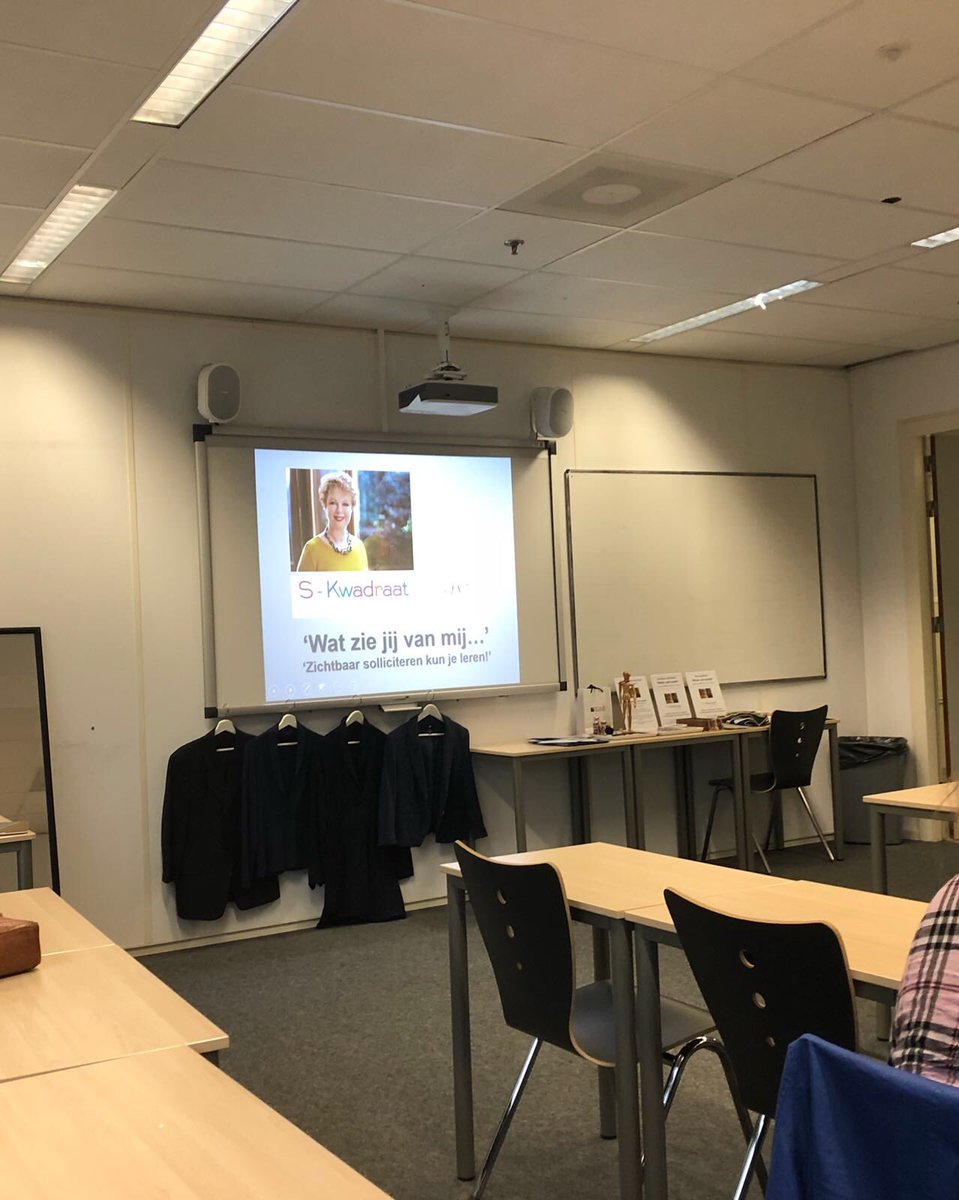 MBO4versneld's tweet photo. Vanmiddag hebben wij een leuke en leerzame gastles gehad van Simone Tiehatten. Zij heeft ons uitgelegd hoe wij ons het beste kunnen representeren als managementassistentes op het gebied van kleding #rocvantwente #managementassistent https://t.co/2cxYHobSGI