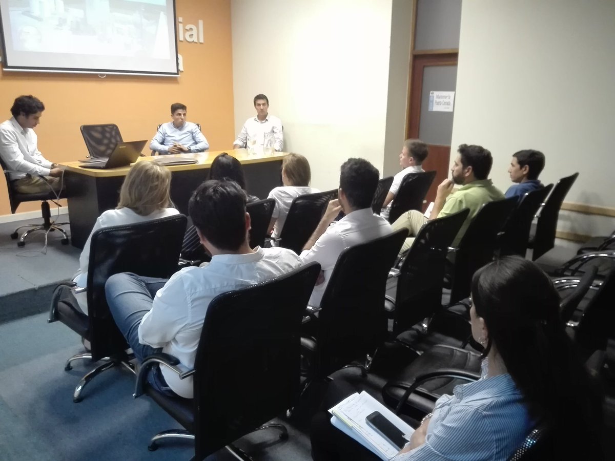 UICba's tweet photo. Porta Hnos, #SocioUIC, presenta su proyecto de instalación de plantas industriales en espacios productivos al #DeptoJovenUIC. #MiniDest https://t.co/CBOsgbh6Rq