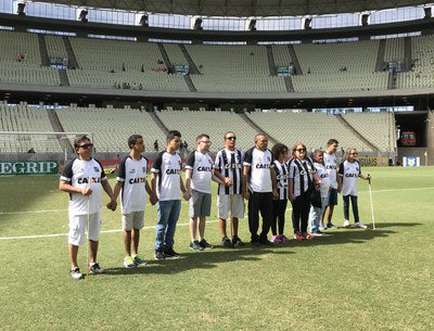 MPF_PGR's tweet photo. MPF e instituições parceiras implementam projeto de acessibilidade ao esporte no Ceará. Projeto piloto leva pessoas com deficiência visual a estádio para assistirem a partidas de futebol. https://t.co/vwl3nVS4BX https://t.co/iqbjCoYR4e