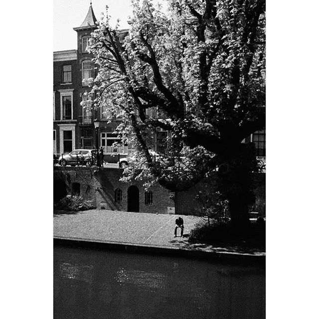 Milanza_Photo's tweet photo. A man sitting next to the canal on a sunny afternoon in Utrecht, The Netherlands. 
#sunnyafternoon #blackandwhitefilm #utrecht #thenetherlands #35mmfilm #leicaphotographer #leica #leicaphotography #streetlife #streetphotography #shotonfilm #onfilm #filmi… https://t.co/w1CFToMEuU https://t.co/CKrgh6gRwT
