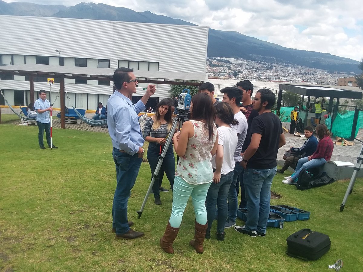AmbientalUDLA's tweet photo. #clasesprácticas en @AmbientalUDLA @UDLAQuito #aprenderhaciendo #estacionestotales https://t.co/z9S6lNAUbI