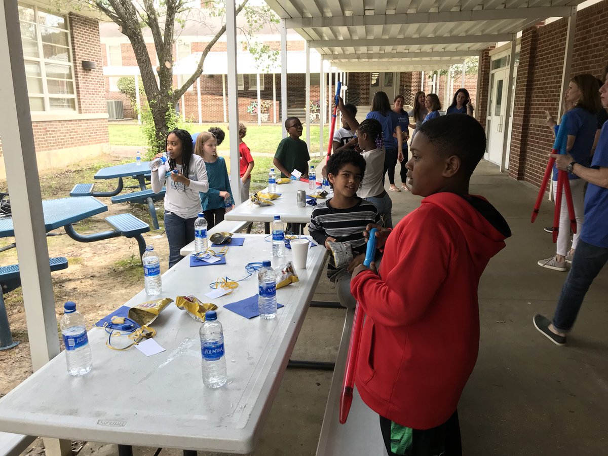 Tupelonewsguy's tweet photo. With 3rd grade friends at Lawhorn. #classcrowns #waterblasters #wcbinews https://t.co/c5le7w3etG