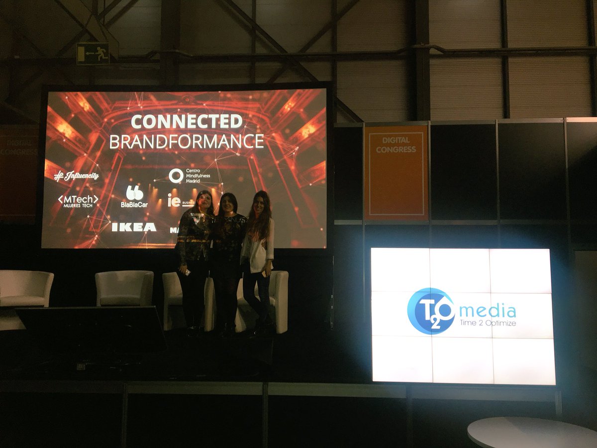 iracunde's tweet photo. Aquí con mis chicas de #marketing y #comunicación, super girls que lo hacen posible 🙌🏻 #teamwork #thanks ❤️(aunque parezca lo contrario en fotos tan oscuras, son brillantes)✨#ConnectedBrandformance https://t.co/dzF30OXBgY