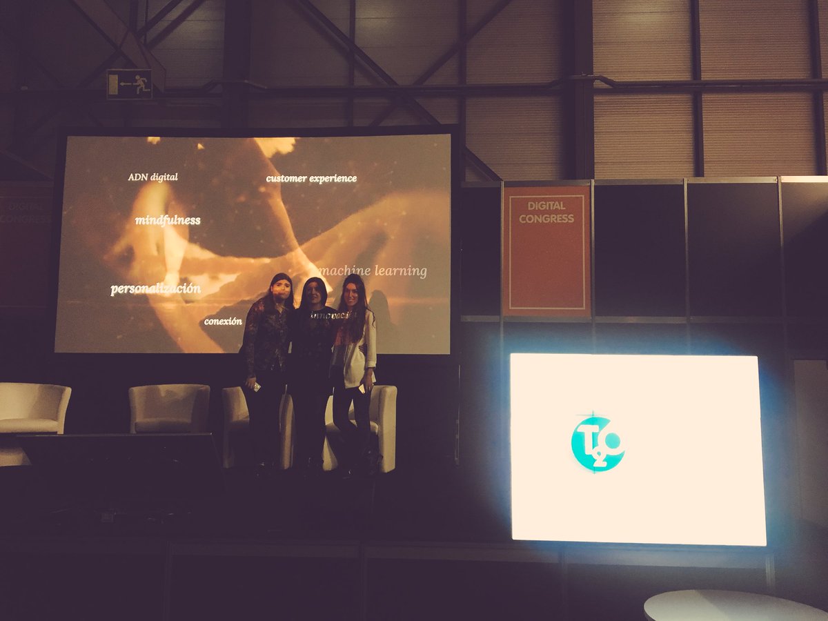 iracunde's tweet photo. Aquí con mis chicas de #marketing y #comunicación, super girls que lo hacen posible 🙌🏻 #teamwork #thanks ❤️(aunque parezca lo contrario en fotos tan oscuras, son brillantes)✨#ConnectedBrandformance https://t.co/dzF30OXBgY