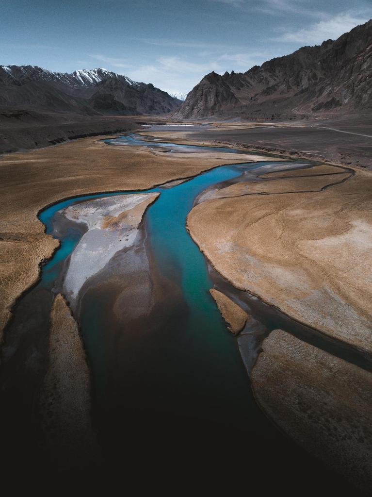 Nature_Travel_'s tweet photo. https://t.co/0ThQAXr1Hf - A small slice of the Murghab river at nearly 3700m above sea level. A regular sight in the High Pamirs of Tajikistan. [2992x3992][OC] - Pflunt https://t.co/bzNZvhFy9P