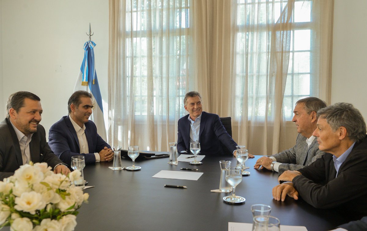 mauriciomacri's tweet photo. Nos reunimos en Olivos con Hernán Vázquez y Pablo Román Di Si, directivos de Volkswagen que anunciaron nuevas inversiones en el país https://t.co/JWjBK5veMc