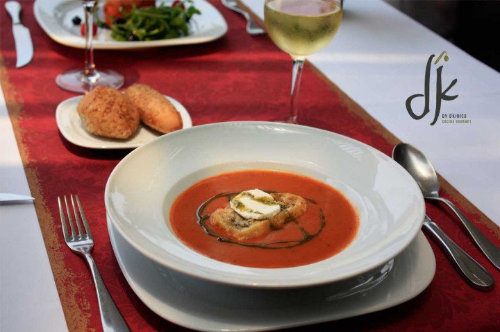 dkirico's tweet photo. Ven a disfrutar en este #FelizMiercoles una #CopaDeVino #VinoBlanco y nuestra #SopaDeliciosa de #tomate rostizado con #crouton de #QuesoDeCabra y aceite de #albahaca. https://t.co/43SqbaWDXC