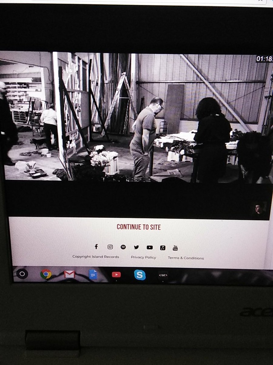 majorlymendes's tweet photo. I have a feeling they are building a giant verison of the cover of his new album https://t.co/91vJCneyYZ