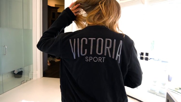 merce_xoxo's tweet photo. I can't believe that ERIKA IS WORKING WITH VICTORIA SECRET!!!
#AngelAdventures @VictoriasSecret @erikacostell https://t.co/mQDhAdui4t