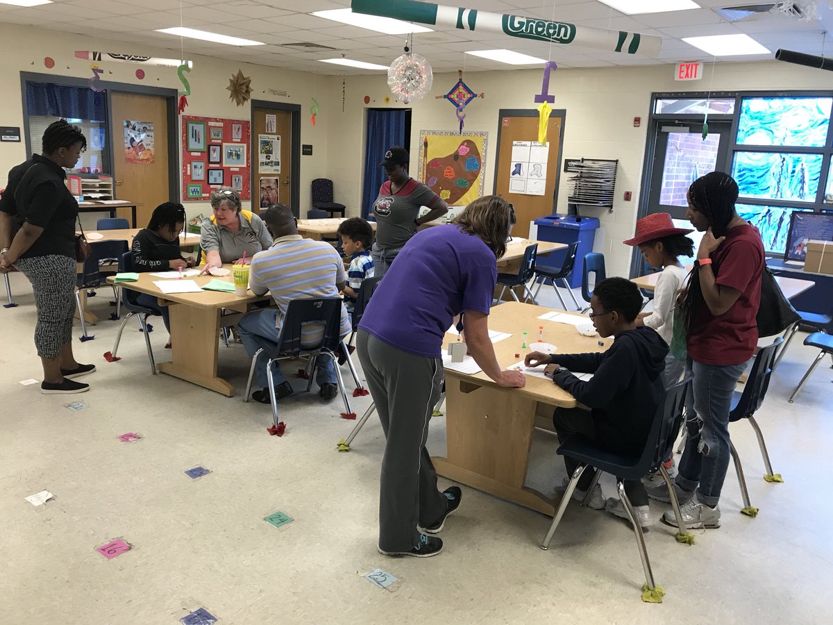 cabsher0's tweet photo. Building Sandlapper family bonds! Thanks to everyone who came out to Math and Science Night! @SEstarsR2 https://t.co/gqRRuQaXSz