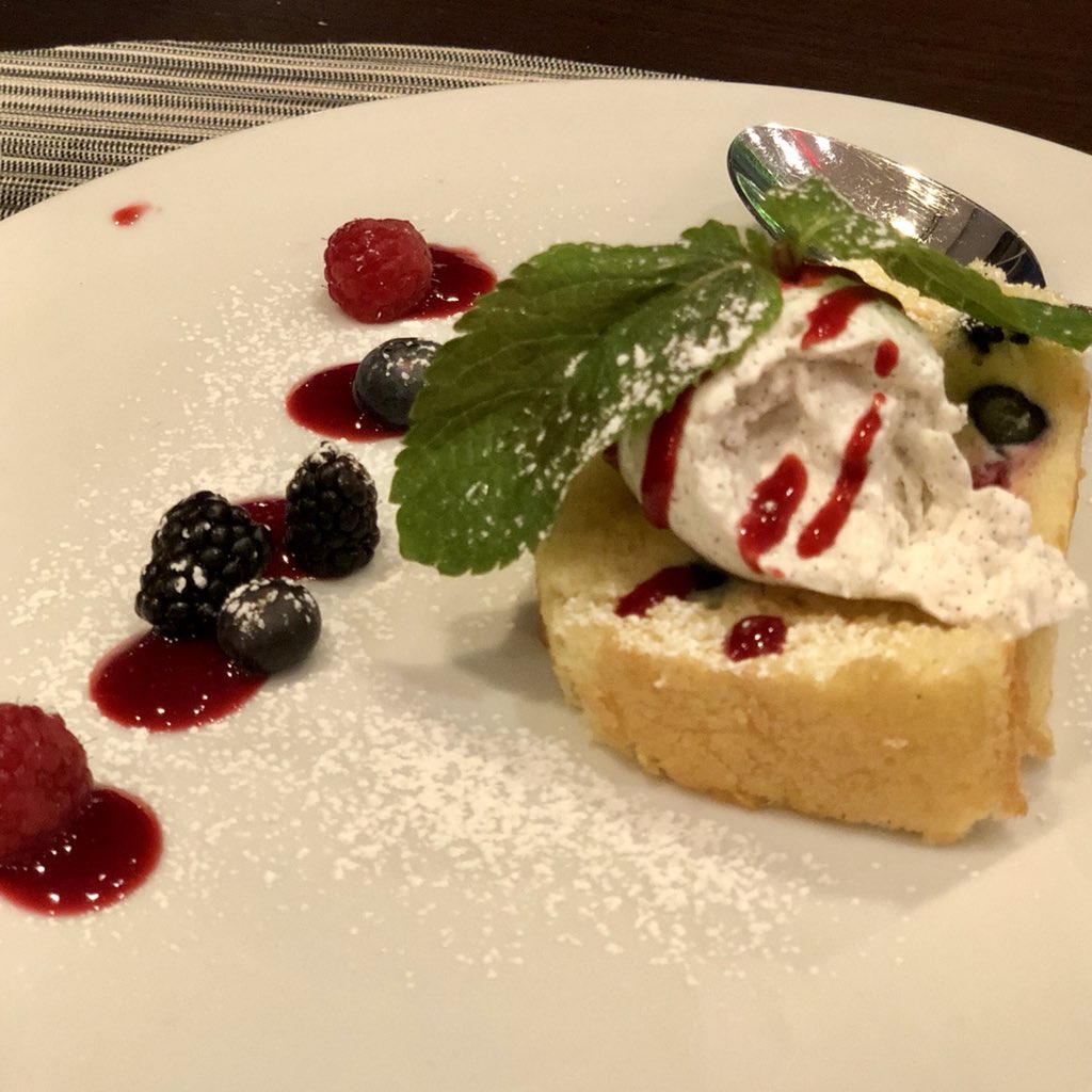 brendantmason's tweet photo. Concierge Key onslaught tonight in @AmericanAir Flagship Dining, but the onion tart, gnocchi, and berry roulade were off the charts. Also Gabriel and Katie were awesome and so accommodating. #conciergekey #flagshipdining https://t.co/182XIRkljs