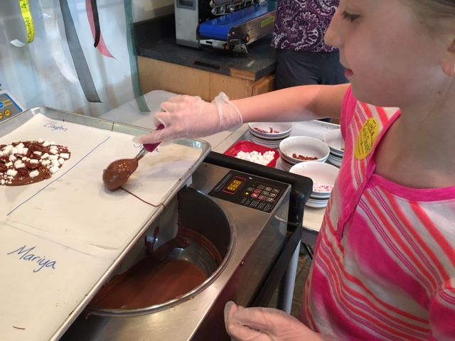 Bark_Chocolates's tweet photo. The forecast looks pretty good for the weekend. So far, no snow or ice in the forecast, which means our rescheduled Kid's Chocolate Making Class is a go! If you've signed up through the Johnsburg Youth Committee - we'll see you on Sunday! #chocolate #chocolatemakingclass #kids https://t.co/I3z7G3zQLn