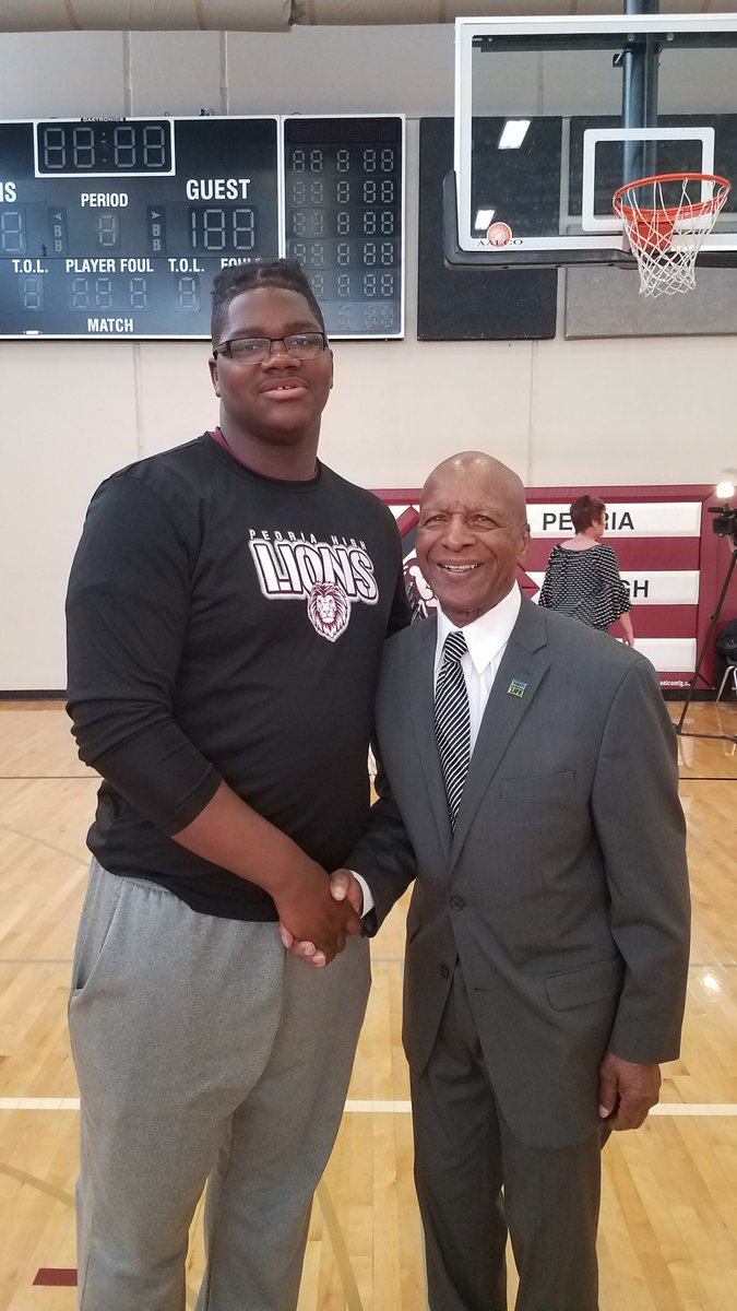 EAColeman09's tweet photo. Great visit today from Illinois Secretary of State Jesse White. Encouraging our students to become organ and tissue donors. Thanks @MonsterMarq for signing up today!!! #SoProud #AboveTheLine #ThePrideOfTheCity #PHSFamily https://t.co/HaS1m3BjOO