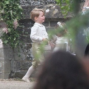 george alexander louis, não é so pq vc é o terceiro na linha de sucessão do trono real que vc pode ficar chamando seus amigos de plebeus e camponeses