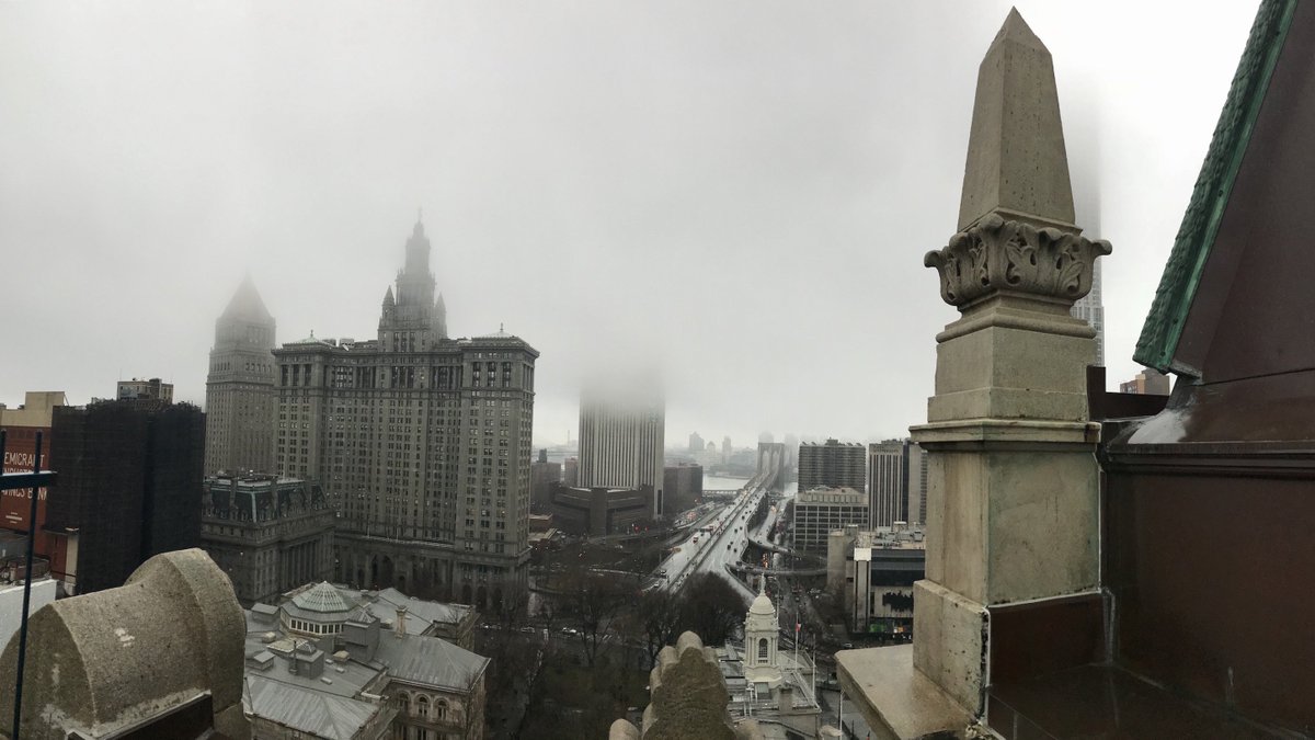 nycgob's tweet photo. Lluvia y niebla sobre el Centro Cívico y el Puente de Brooklyn. @NWSNewYorkNY ha emitido una advertencia de niebla para el resto del día. #conduzcaseguro https://t.co/LheBV33L9E