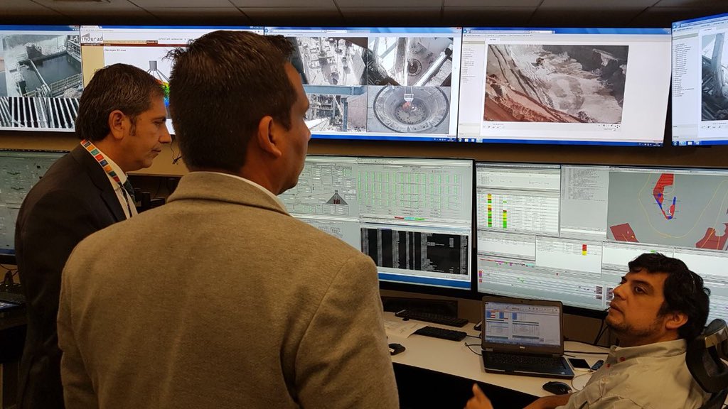 ProChile's tweet photo. Importadores y Agentes Mineros de #ProChile en Canadá y Perú visitan el Centro de Operaciones Remota de la División Ministro Hales de #Codelco, la que opera a una distancia de 1535 kms de Santiago y a 5 kms al norte de Calama 👷🏻‍♂️ https://t.co/gO3f1yWmTX