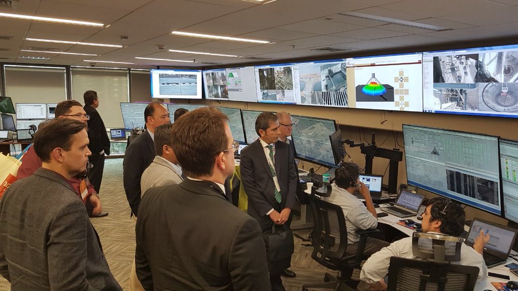 ProChile's tweet photo. Importadores y Agentes Mineros de #ProChile en Canadá y Perú visitan el Centro de Operaciones Remota de la División Ministro Hales de #Codelco, la que opera a una distancia de 1535 kms de Santiago y a 5 kms al norte de Calama 👷🏻‍♂️ https://t.co/gO3f1yWmTX