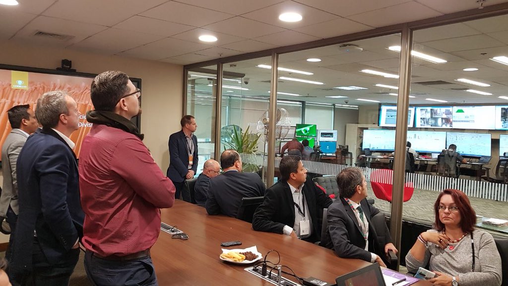 ProChile's tweet photo. Importadores y Agentes Mineros de #ProChile en Canadá y Perú visitan el Centro de Operaciones Remota de la División Ministro Hales de #Codelco, la que opera a una distancia de 1535 kms de Santiago y a 5 kms al norte de Calama 👷🏻‍♂️ https://t.co/gO3f1yWmTX
