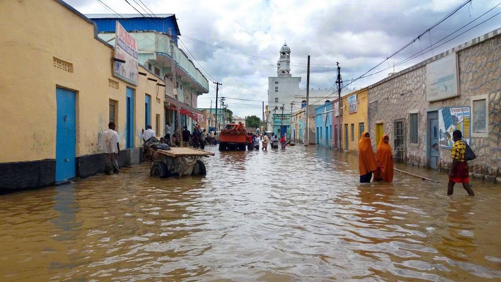 CoopSomalia's tweet photo. For the last 4days, heavy floods are reported to fall in Somalia’s central town of Hiiraan, days after river floods displaced thousands of families. The rainfall washed down hundreds of houses and farming lands, forcing many to flee to the nearby villages https://t.co/FsFqclo41y https://t.co/MPNRQmlGVA
