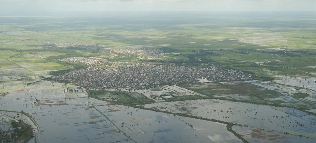 CoopSomalia's tweet photo. For the last 4days, heavy floods are reported to fall in Somalia’s central town of Hiiraan, days after river floods displaced thousands of families. The rainfall washed down hundreds of houses and farming lands, forcing many to flee to the nearby villages https://t.co/FsFqclo41y https://t.co/MPNRQmlGVA