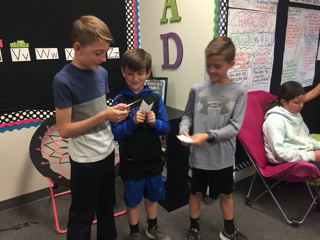 MrsLeoTX's tweet photo. Bledsoe students sharing poems for “Poem In Your Pocket Day!” #piypd @Bledsoe_Elem @snyder_kelli https://t.co/3vqmGzg93y